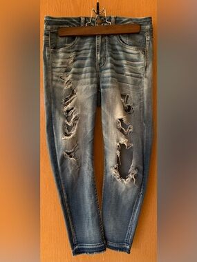 Intentionally Distresed/Ripped Hi-Rise Crop
Jeans - Women's Size 6 Regular